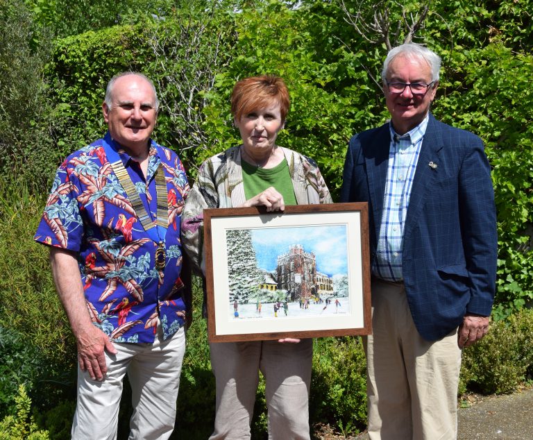 Susie Lidstone hands over the Star Prize