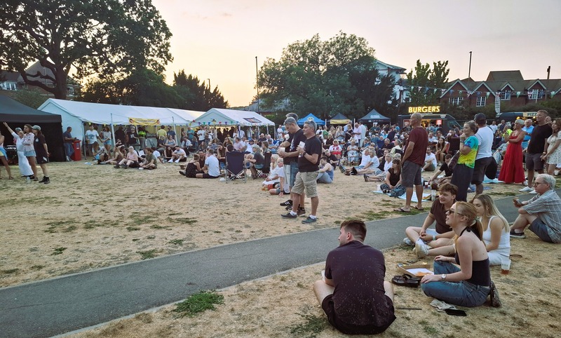 Evening crowd01